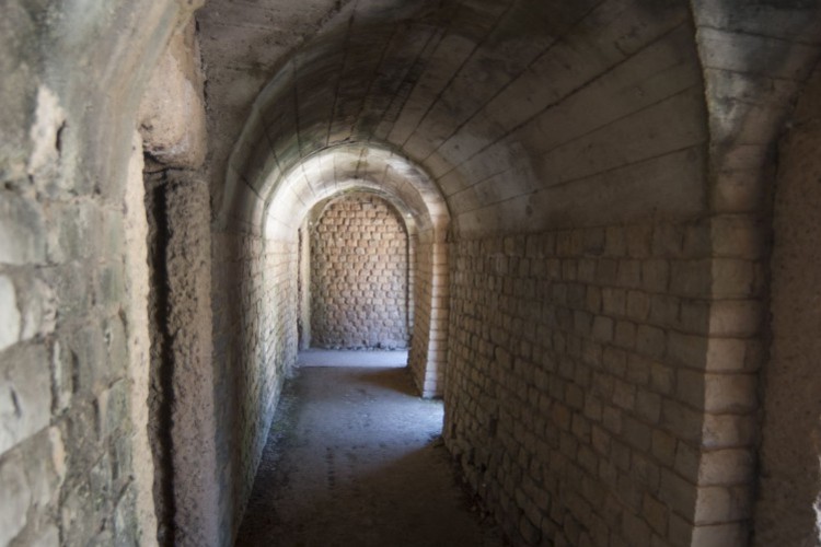 Passages souterrains de l'amphithéâtre  (© Walter Baumeister)