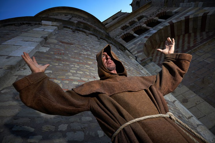 Mann vor dem Dom - Erlebnisführung der Teufel in Trier (© Yaph)