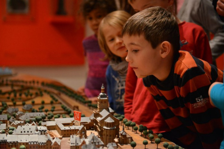 Kinder betrachten Stadtmodell