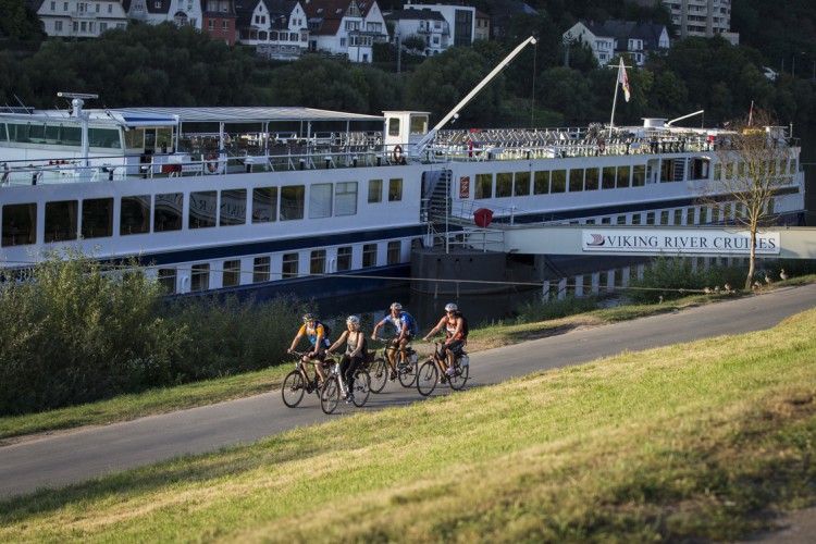 Gruppe Fahrradfahrer am Zurlaubener Ufer (© Melanie Reuß)