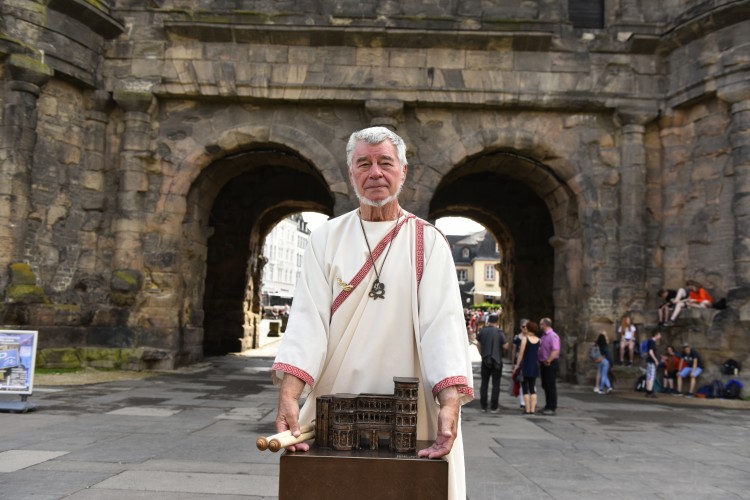 Toga tour in front of the Porta Nigra (© Yaph)