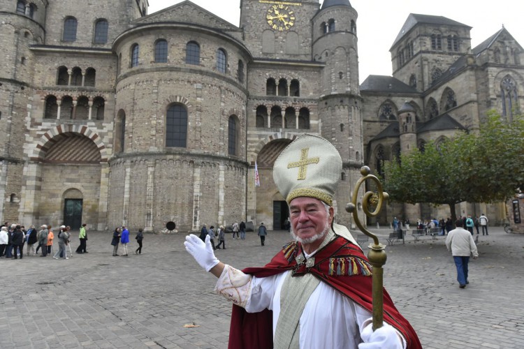 St. Nicolas in front of the Cathedral St. Nicolas in front of the Cathedral