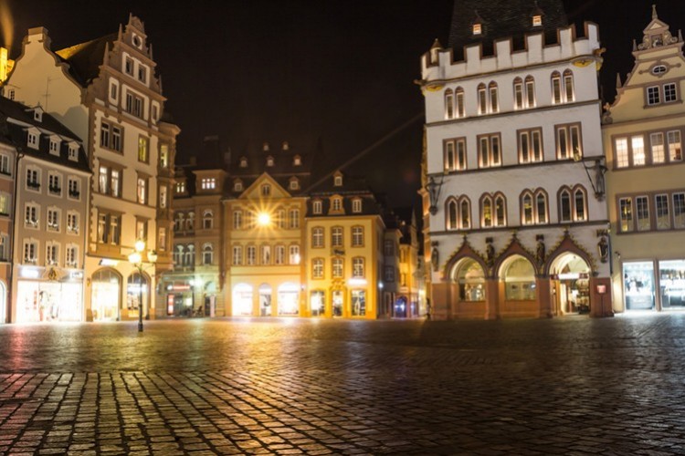 Trier Main Market at night (© Tobias Arhelger/shutterstock.de)