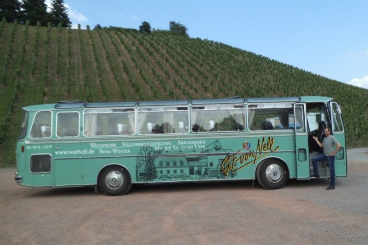 Weintour im historischen Bus - © Weingut von Nell