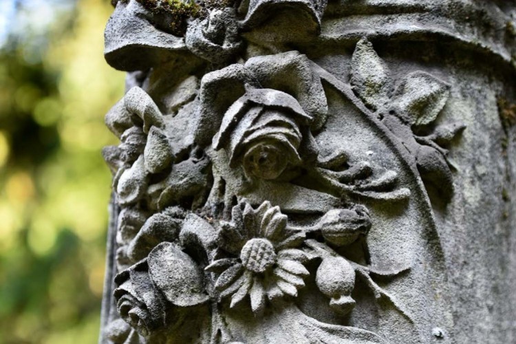 Tour through the synagogue and old Jewish cemetery