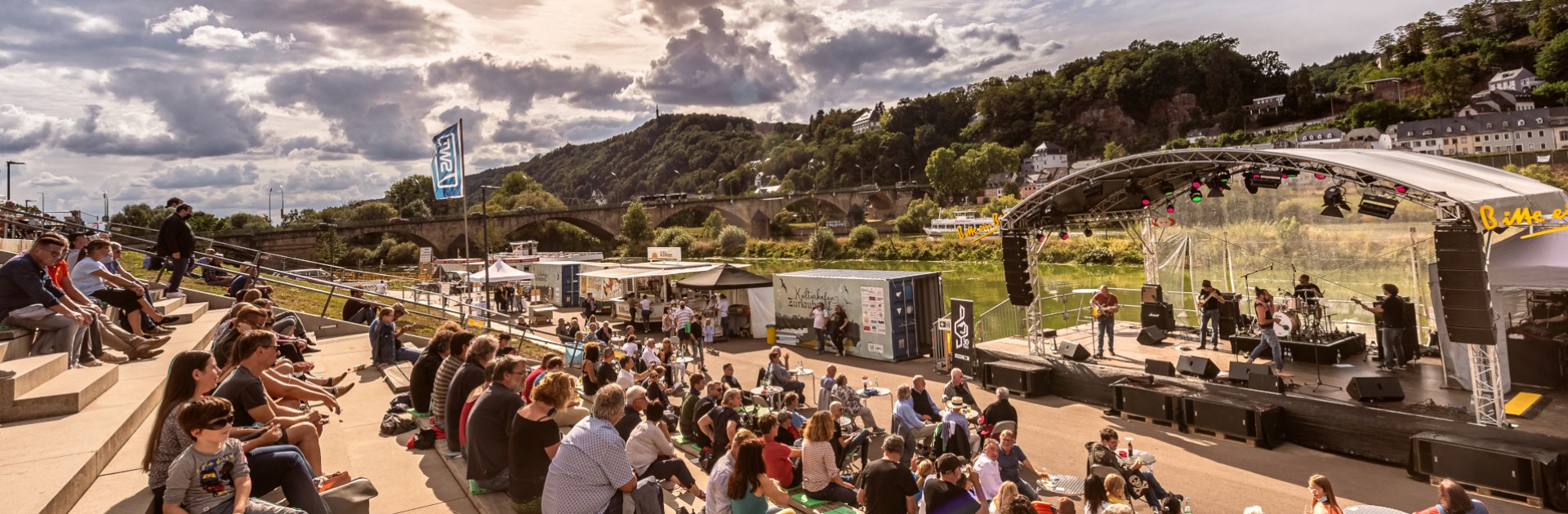 Kulturhafen on the banks of the Moselle with Markusberg in the background - © Trier Tourismus und Marketing GmbH