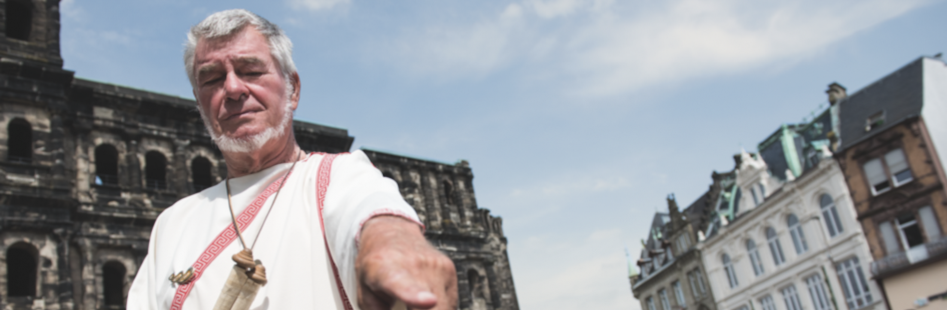 Visite guidée en toge devant la Porta Nigra  - © Yaph
