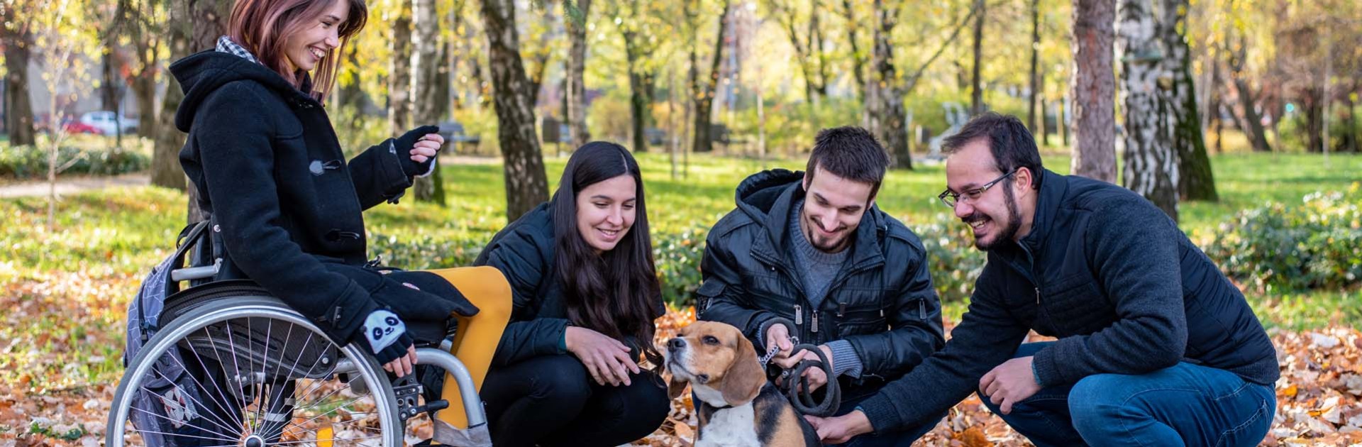 Gruppe mit Hund - © Shutterstock