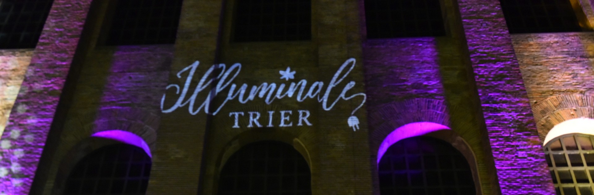 Ein leuchtender Illuminale-Schriftzug an der Westwand der Konstantinbasilika. - © Trier Tourismus und Marketing
