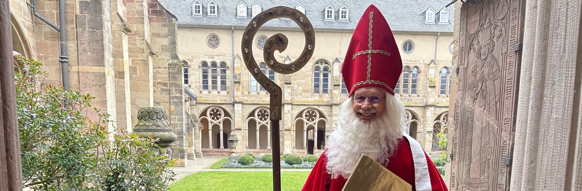 Nikolaus im Kreuzgang des Trierer Doms - © Michael Strobel