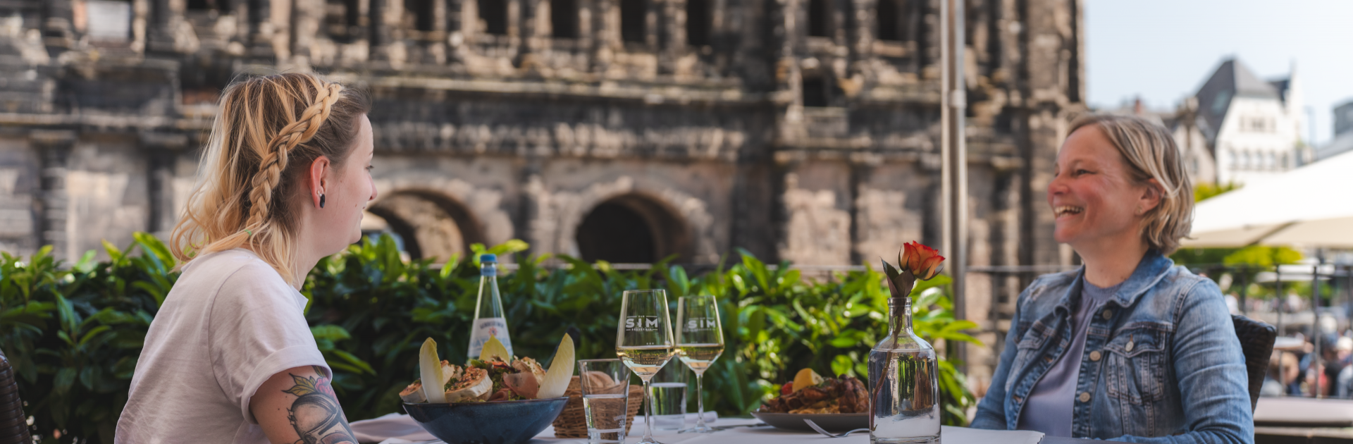 Zwei Frauen im Restaurant vor der Porta Nigra - © Crastulo Media / Trier Tourismus und Marketing GmbH