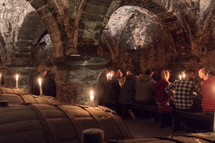 Wine tasting in Germany´s oldest wine cellar (© Vereinigte Hospitien)