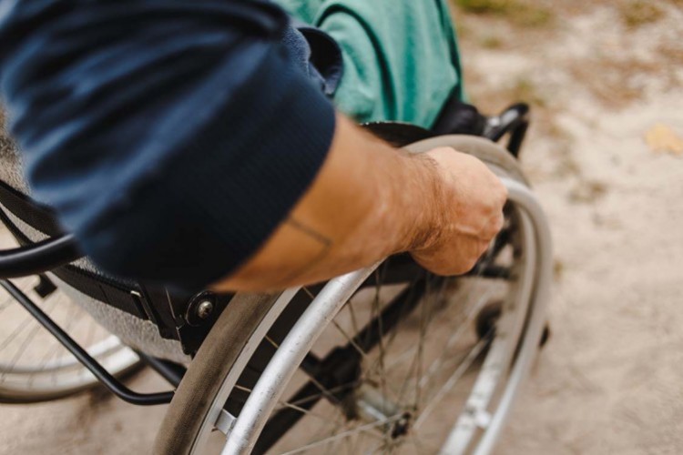 personne à mobilité réduite - © Pavlovska Yevheniia/shutterstock.com