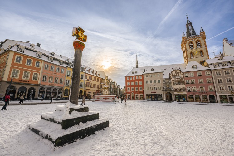 Blick in die winterliche Fußgängerzone mit Weihnachtsbeleuchtung - © Trier Tourismus und Marketing GmbH