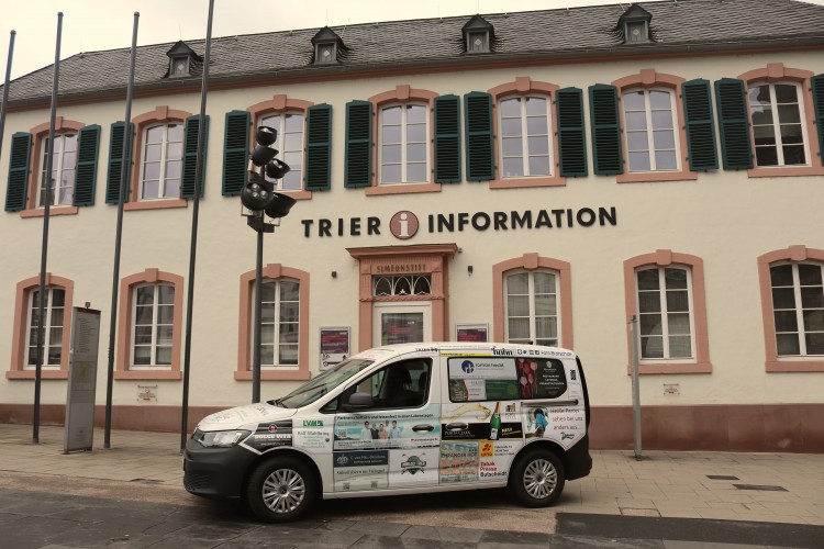 TTM Mobil vor der Tourist-Information an der Porta Nigra - © TTM