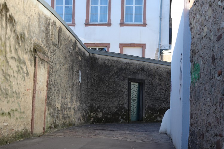 Sieh um dich Gasse am Domfreihof - © Trier Tourismus und Marketing GmbH