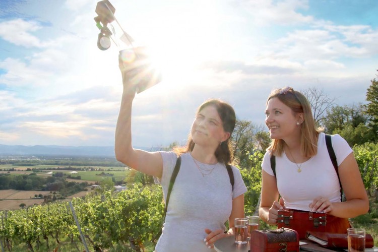 Zwei Frauen im Weinberg bei einer Outdoor Escape Tour - © We Escape GmbH