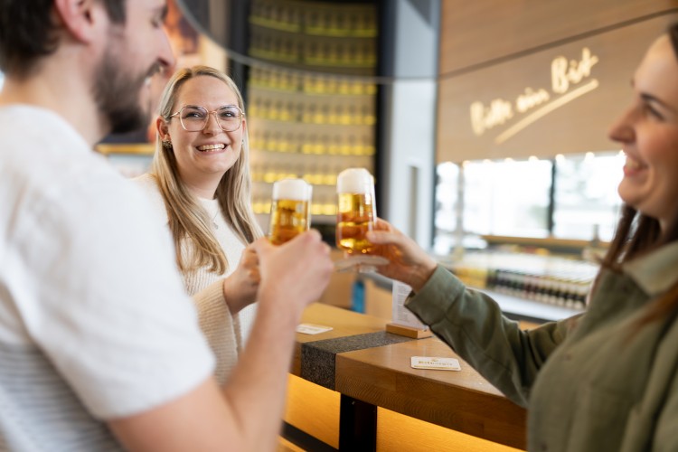 Enjoying beer at the Bitburger Erlebniswelt - © Bitburger Braugruppe GmbH