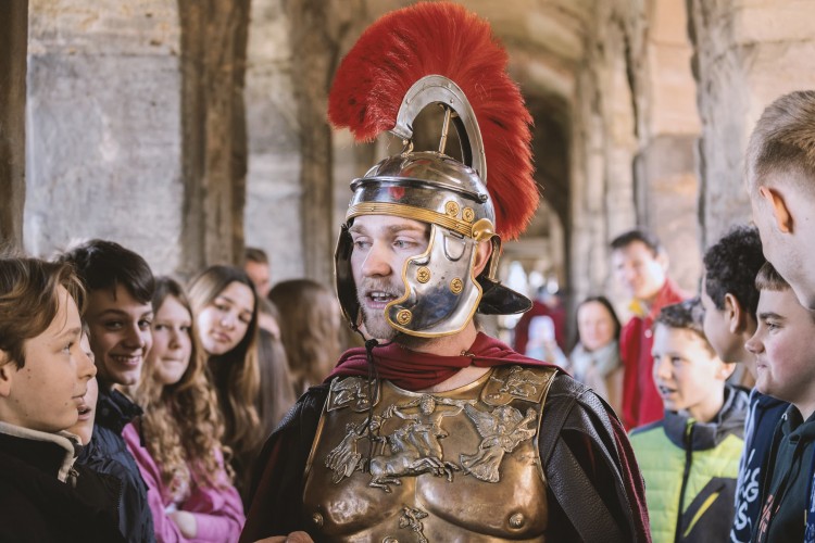 School class tour with centurion - © Trier Tourismus und Marketing GmbH/Jan Malburg 
