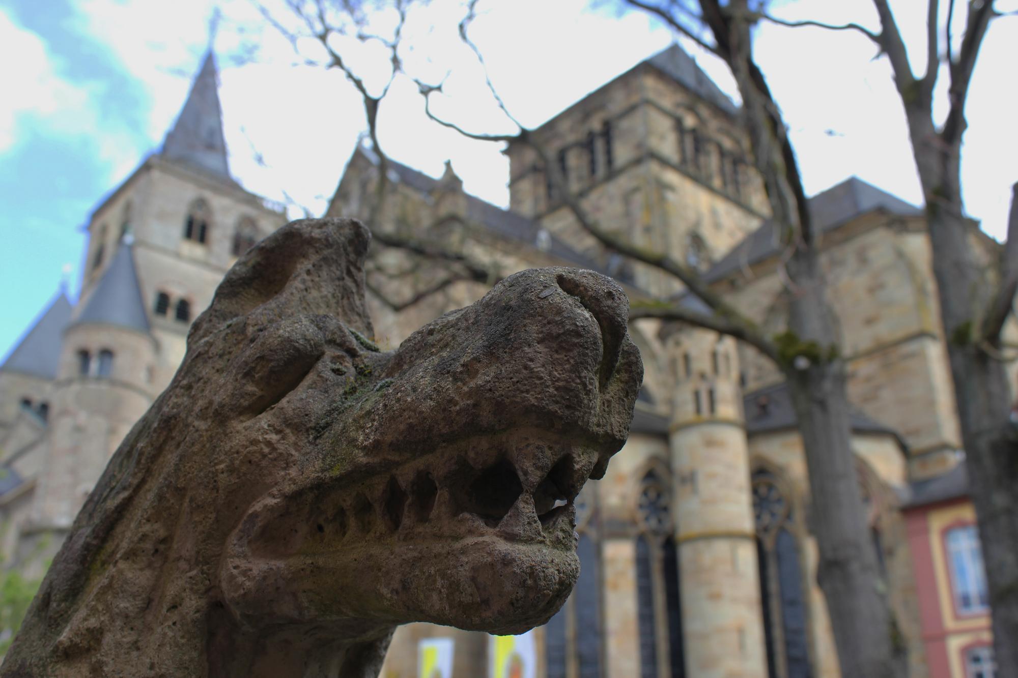 Tierstatue vor dem Dom - &copy; Trier Tourismus und Marketing GmbH Simone Busch