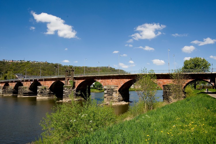 Blick auf Mosel und Römerbrücke - &copy; Trier Tourismus und Marketing GmbH