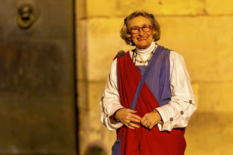 Gästeführerin Rosemarie Flick in einer Toga. - &copy; Trier Tourismus und Marketing GmbH Matthias Meyer