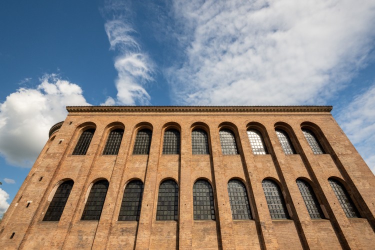 Die Konstantinbasilika, aufgenommen aus der Froschperspektive. Imposant ragt sie in einen sommerlich blauen Himmel. - &copy; Trier Tourismus und Marketing GmbH_Dominik Ketz