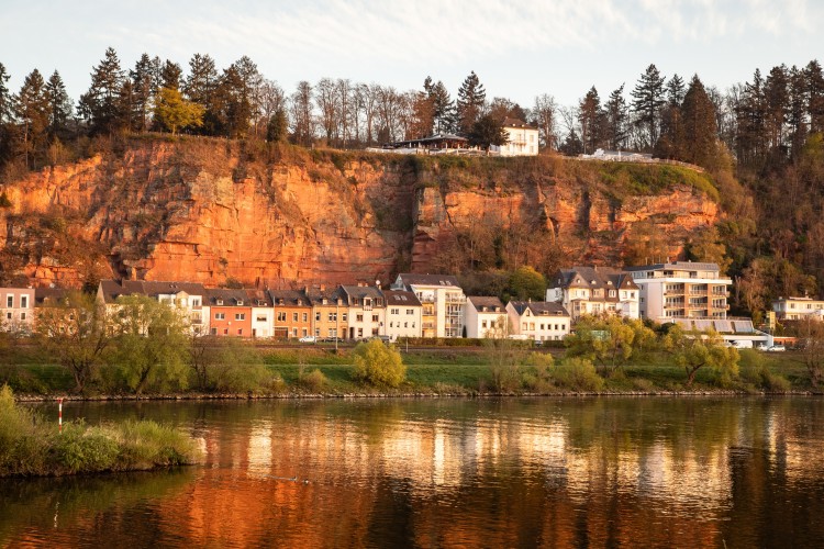 Blick auf die roten Sandsteinfelsen unterhalb des Felsenpfads - &copy; Trier Tourismus und Marketing GmbH / Johannes Bruchhof