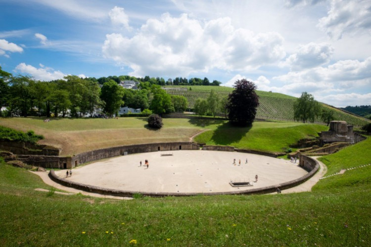 Amphitheater im Sommer - © Herbert Schroyen