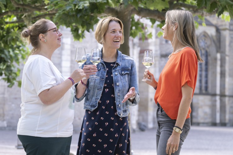 Drei Frauen trinken Wein vor dem Trierer Dom - Wein-Rundgang Moselwein trifft Geschichte - © Victor Beusch / Trier Tourismus und Marketing GmbH