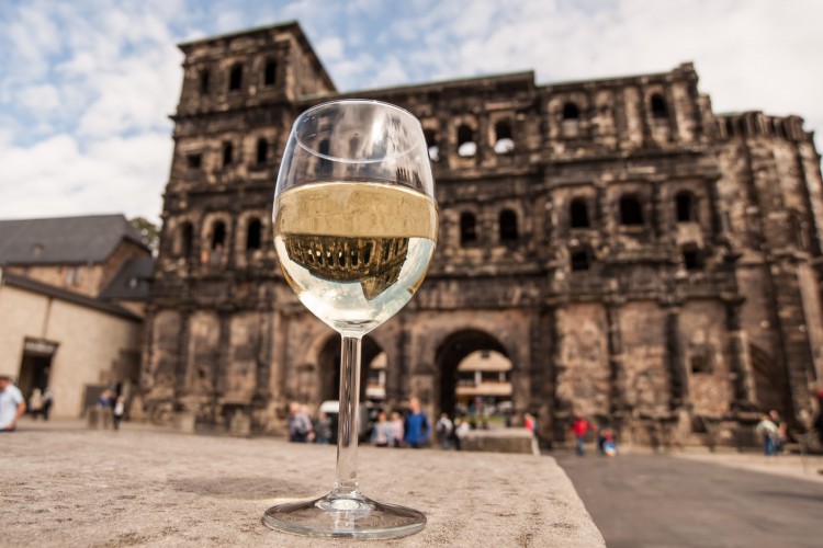 Weinglas vor der Porta Nigra