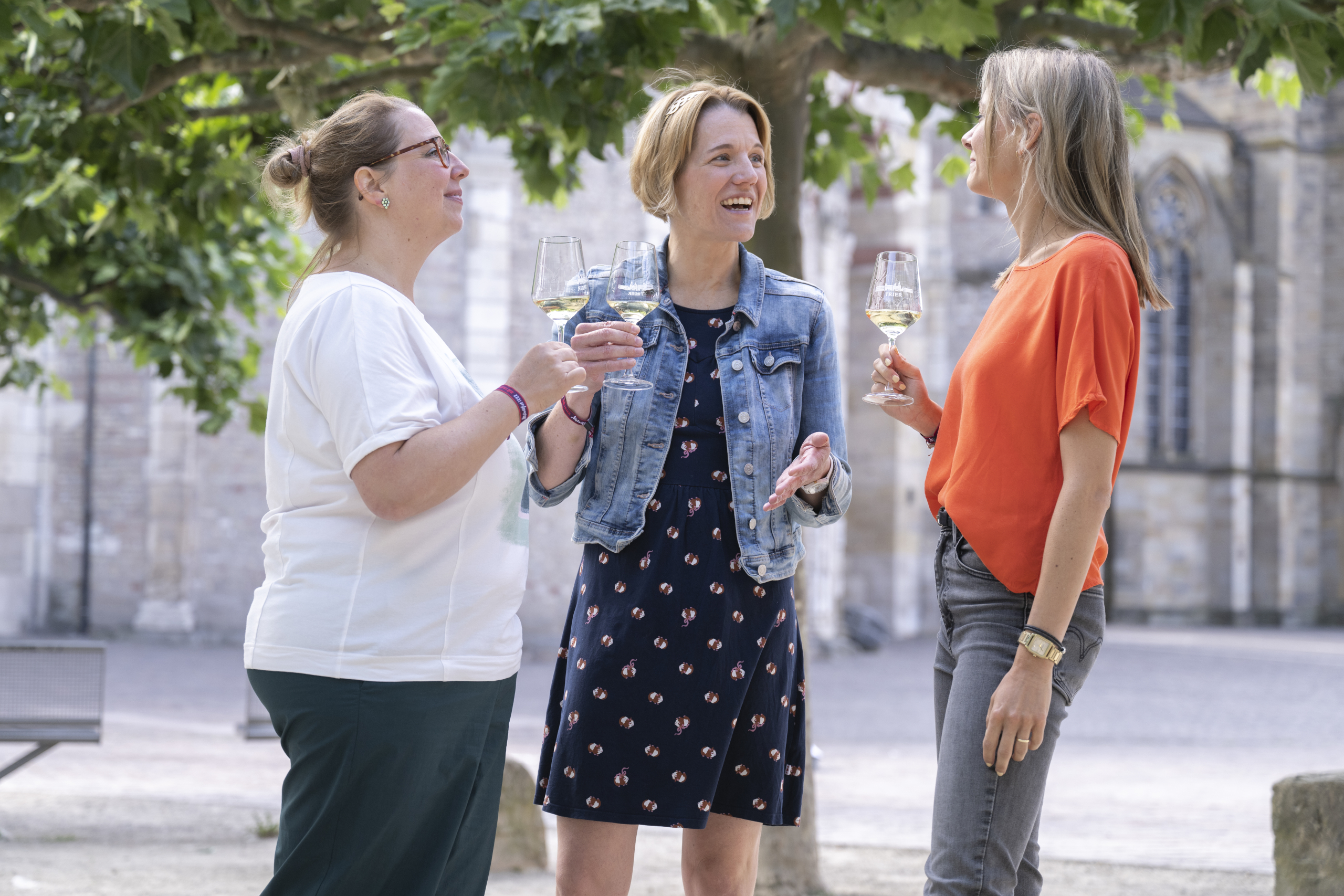 Drei Frauen trinken Wein auf dem Domfreihof Trier - © Victor Beusch / Trier Tourismus und Marketing GmbH