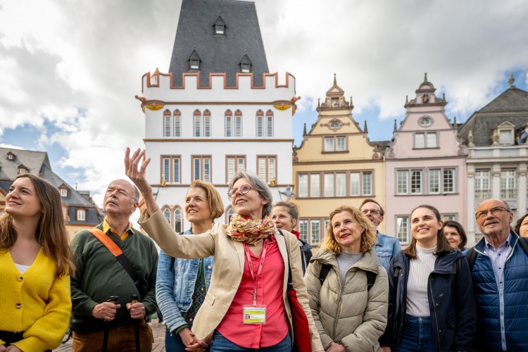 Stadtfürung Hauptmarkt Trier - © Dominik Ketz / Trier Tourismus und Marketing GmbH