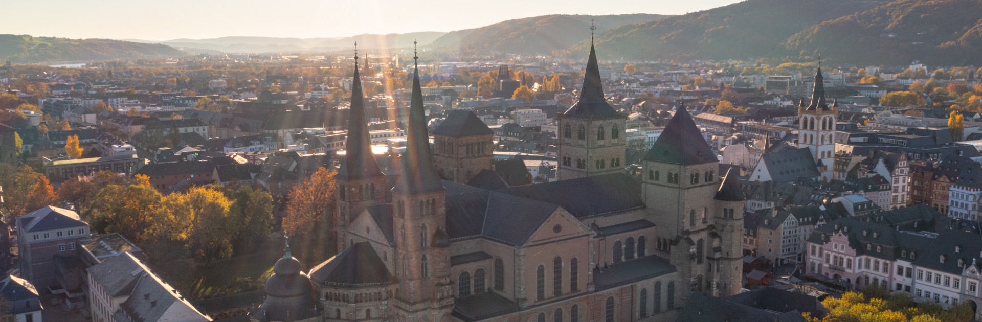 Luftbild Trierer Altstadt mit Dom und Sankt Gangolf - © Trier Tourismus und Marketing / Victor Beusch